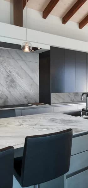 Cozinha com ilha e painel em mármore cinza